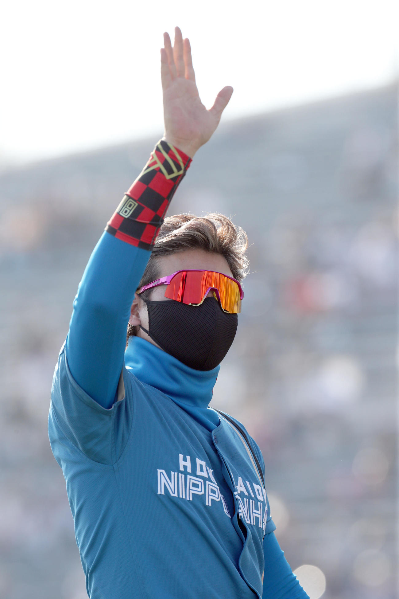 楽天対日本ハム　試合前、スタンド応援席のファンに手を振る日本ハム新庄監督（撮影・佐藤翔太）