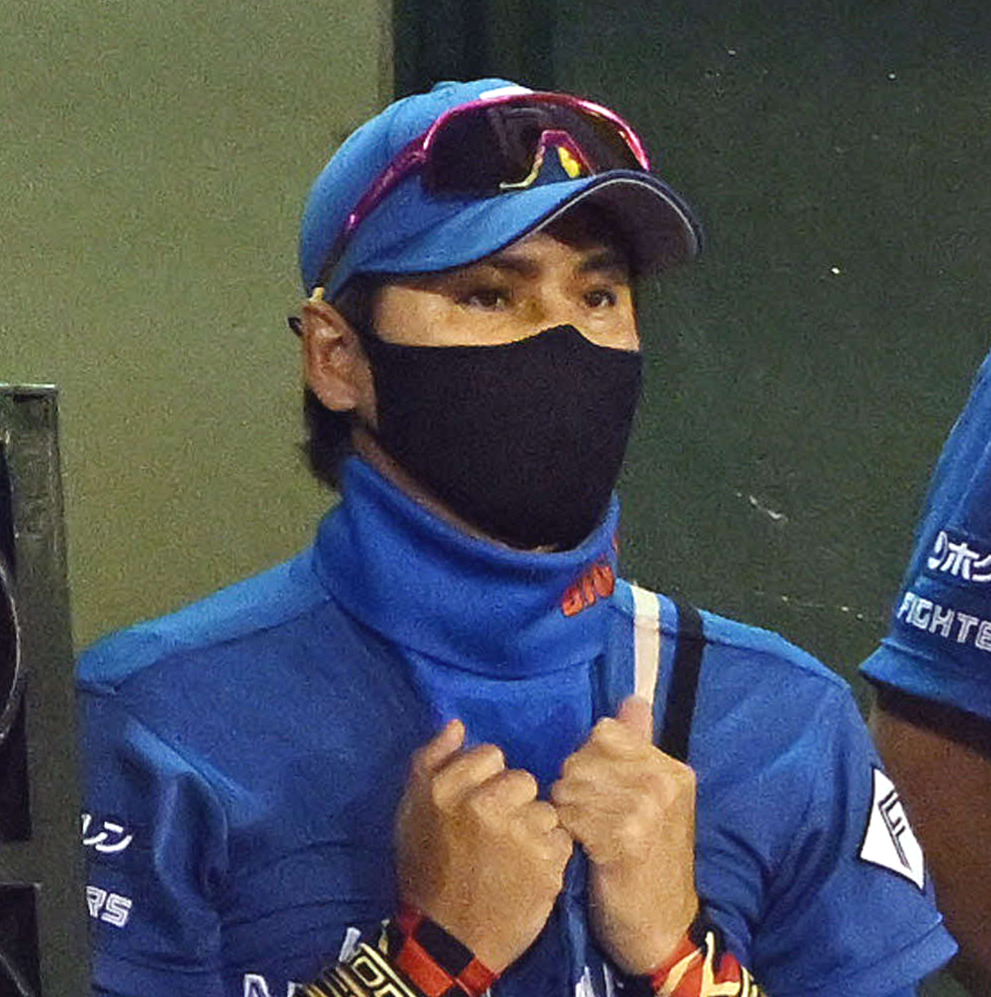 6回裏、日本ハム清宮の失策に厳しい表情の新庄監督（撮影・滝沢徹郎）