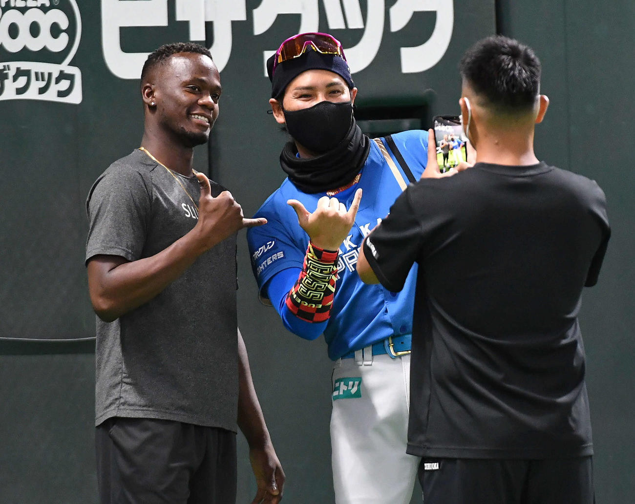 ソフトバンク対日本ハム　ソフトバンクモイネロ（左）と記念撮影する日本ハム新庄監督（撮影・岩下翔太）