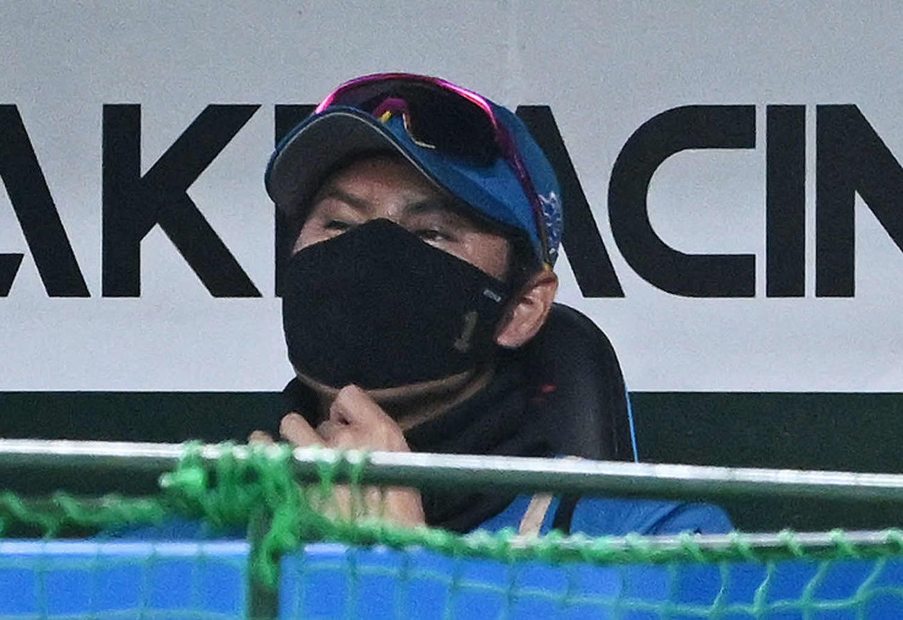 西武対日本ハム　1回裏西武無死、先発の吉田が川越に四球を与え厳しい表情の新庄監督（撮影・滝沢徹郎）