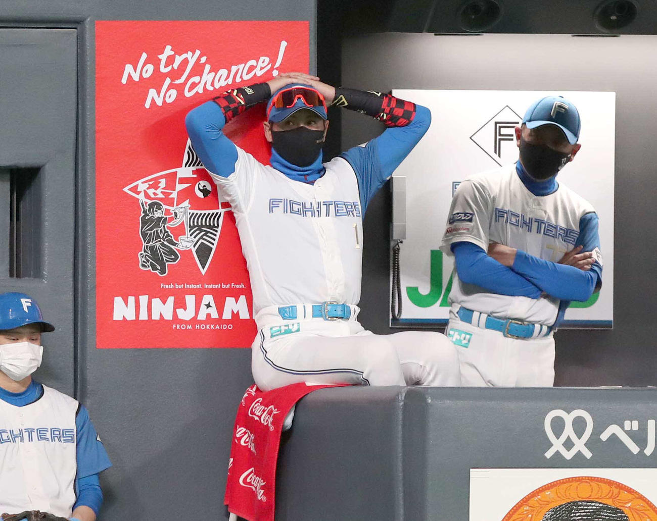 日本ハム対DeNA　ベンチで渋い表情の新庄監督（撮影・黒川智章）