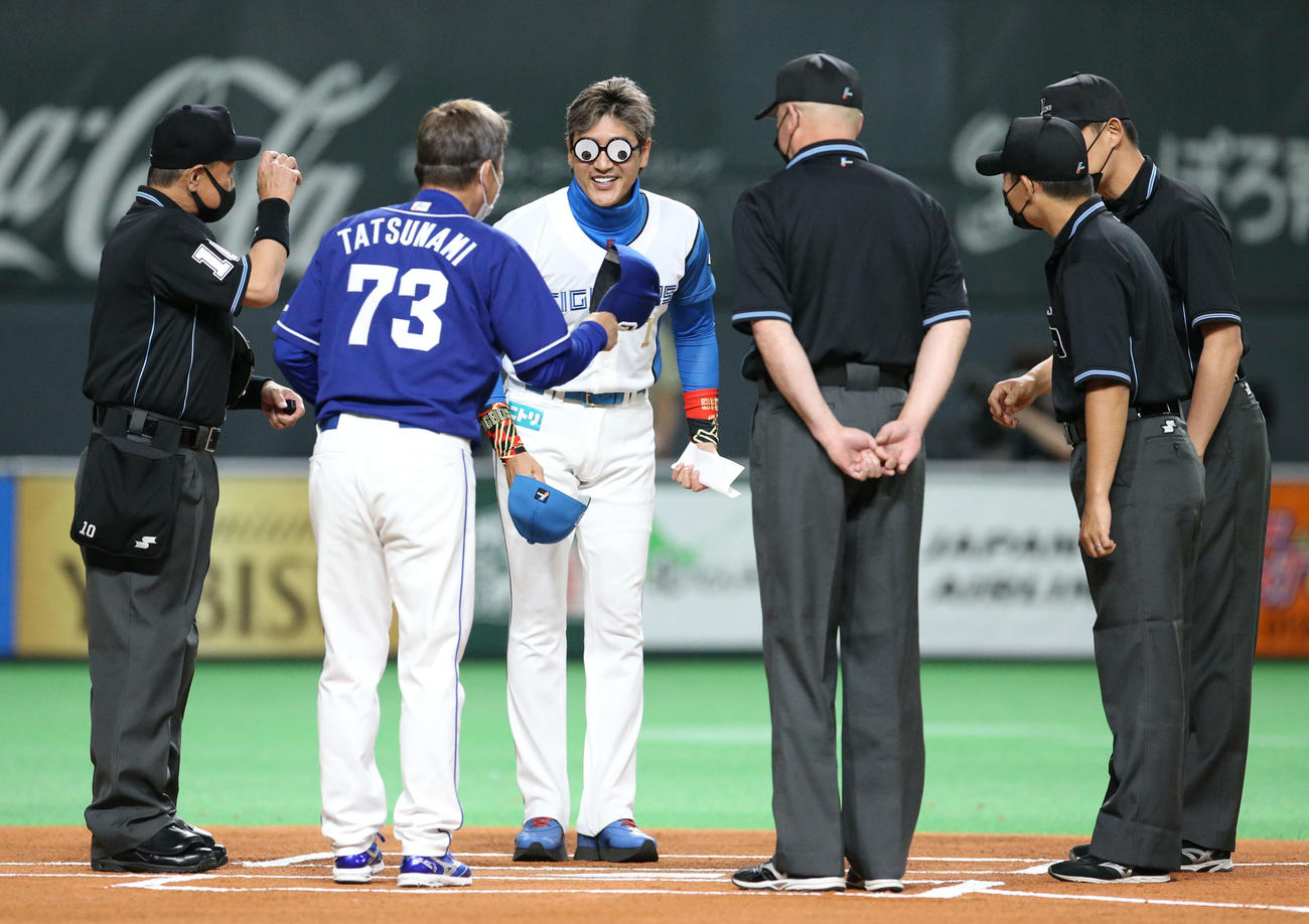 日本ハム対中日　試合前、面白いメガネをかけてメンバー表を交換する日本ハム新庄監督（中央）（撮影・佐藤翔太）