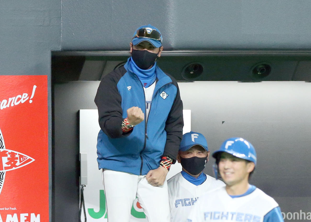 5回裏日本ハム1死二、三塁、石川亮の2ランスクイズにガッツポーズをする新庄監督（撮影・佐藤翔太）