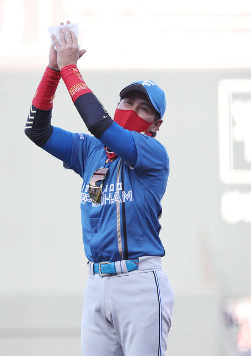 広島対日本ハム　メンバー表交換後、ファンの声援に応える日本ハム新庄監督（撮影・加藤孝規）