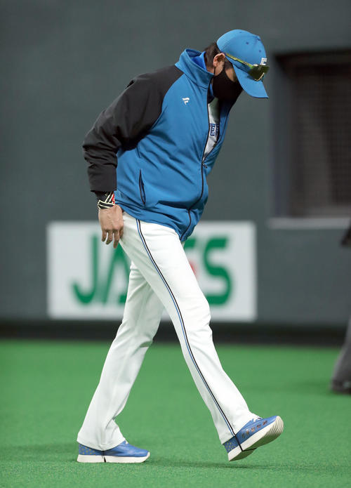 日本ハム対ロッテ　選手交代を告げベンチに戻る日本ハム新庄監督（撮影・佐藤翔太）