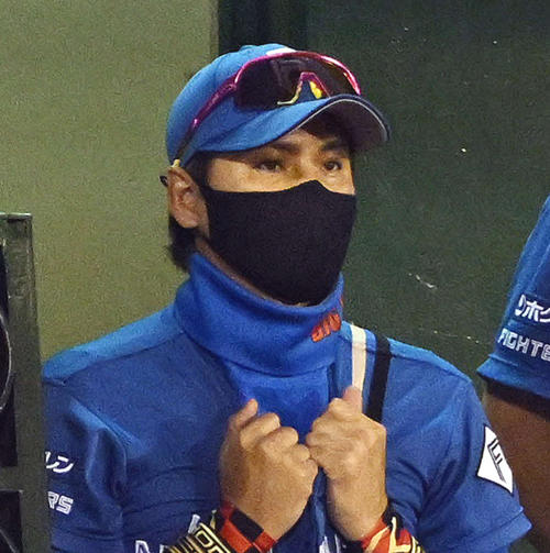 6回裏、日本ハム清宮の失策に厳しい表情の新庄監督（撮影・滝沢徹郎）
