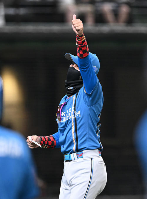 西武対日本ハム　メンバー表の交換を終えファンにポーズを決める日本ハム新庄監督（撮影・滝沢徹郎）