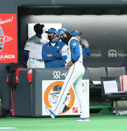 日本ハム対DeNA 8回表DeNA無死三塁、宮崎に右前適時打を打たれベンチ前でうつむく新庄監督（撮影・佐藤翔太）
