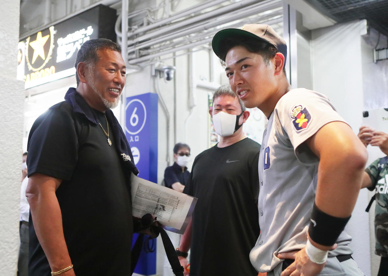 早大対慶大　試合後、慶大・清原正吾（右）と談笑する清原和博氏（撮影・足立雅史）
