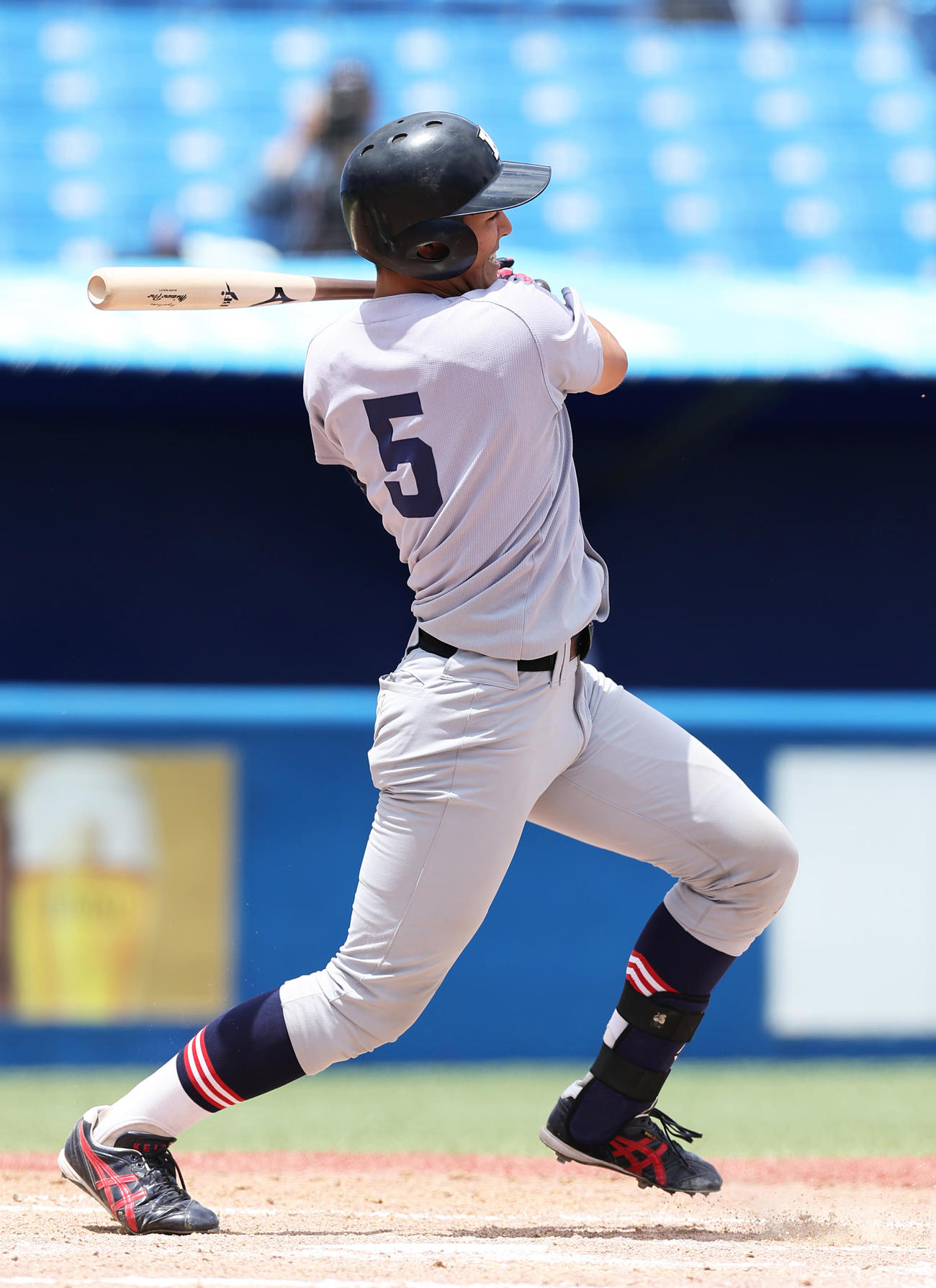 早大対慶大　8回裏慶大2死一、二塁、左前適時打を放つ清原（撮影・足立雅史）
