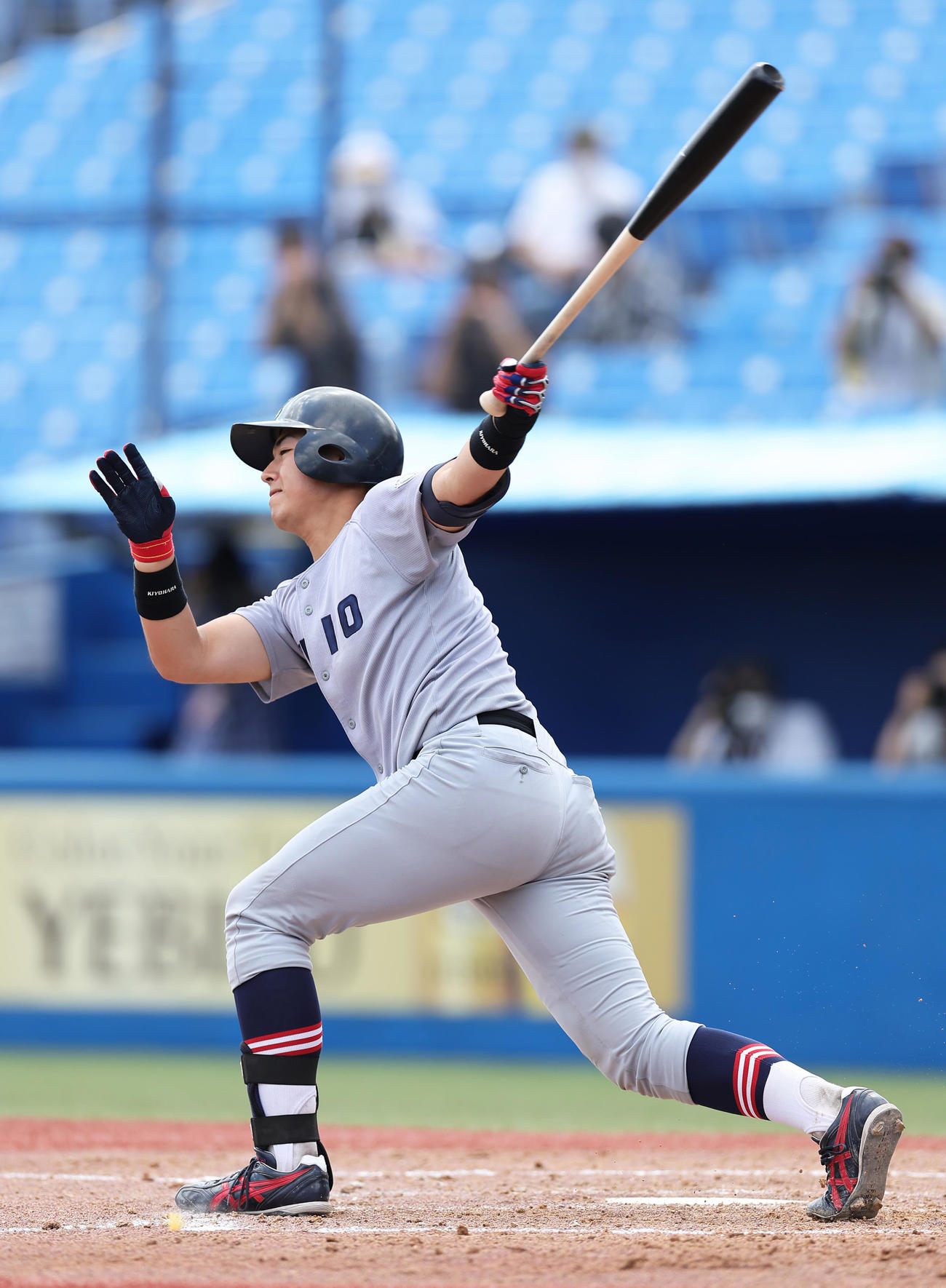 早大対慶大　4回裏慶大2死、清原は空振り三振に倒れる（撮影・足立雅史）