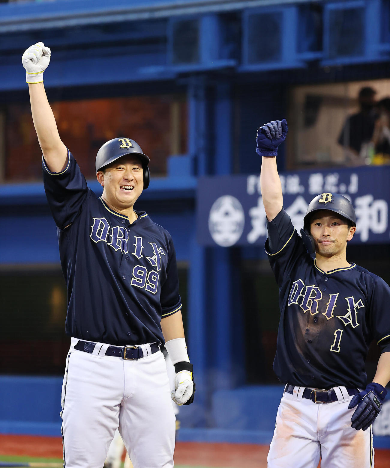 DeNA対オリックス　3回表オリックス1死二塁、中越え2点本塁打を放ち昇天ポーズを決める杉本（左）と福田（撮影・垰建太）