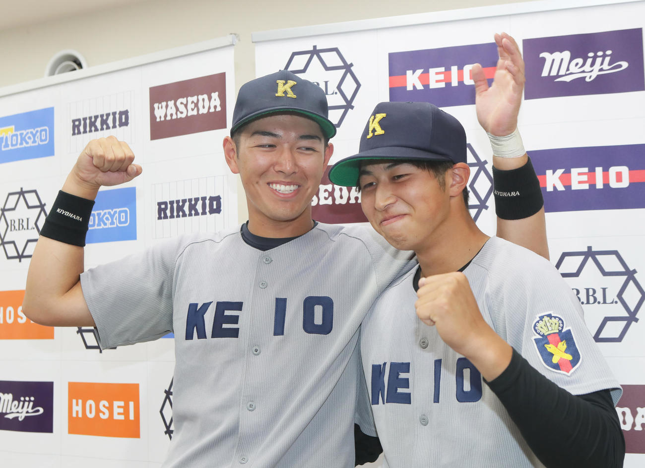 早大対慶大　試合後の記念撮影で慶大・前田晃（右）にツッコミを入れる清原（撮影・足立雅史）