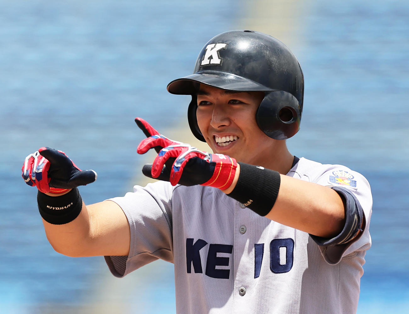 早大対慶大　8回裏慶大2死一、二塁、左前適時打を放ち笑顔の清原（撮影・足立雅史）