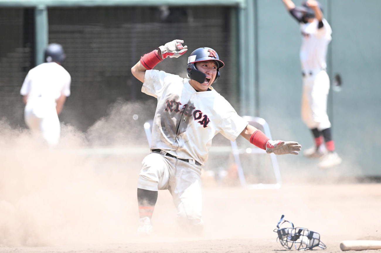 中大対日大　5回裏日大2死二塁、野村昇の適時打から生還する友田（撮影・滝沢徹郎）