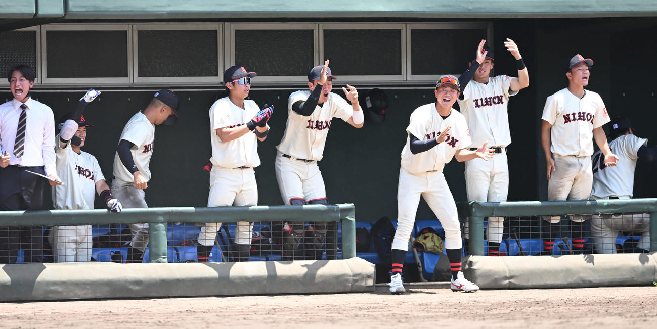 中大対日大　5回裏日大2死二塁、野村昇の適時打に盛り上がるナイン（撮影・滝沢徹郎）
