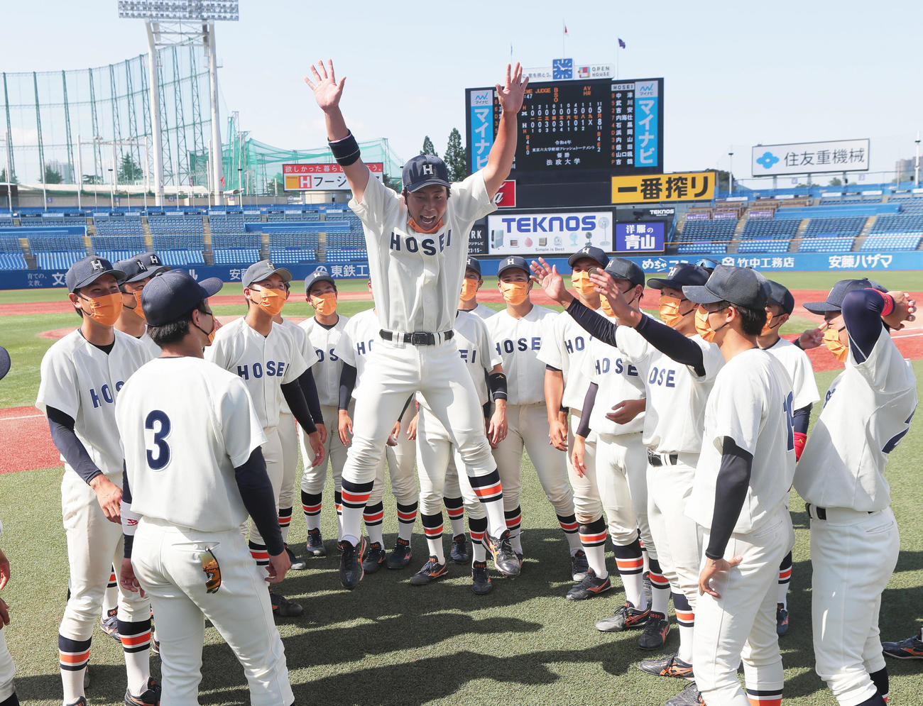 優勝した法大・大川（中央）は一度は胴上げをしてもらえず、一人その場でジャンプする（撮影・足立雅史）