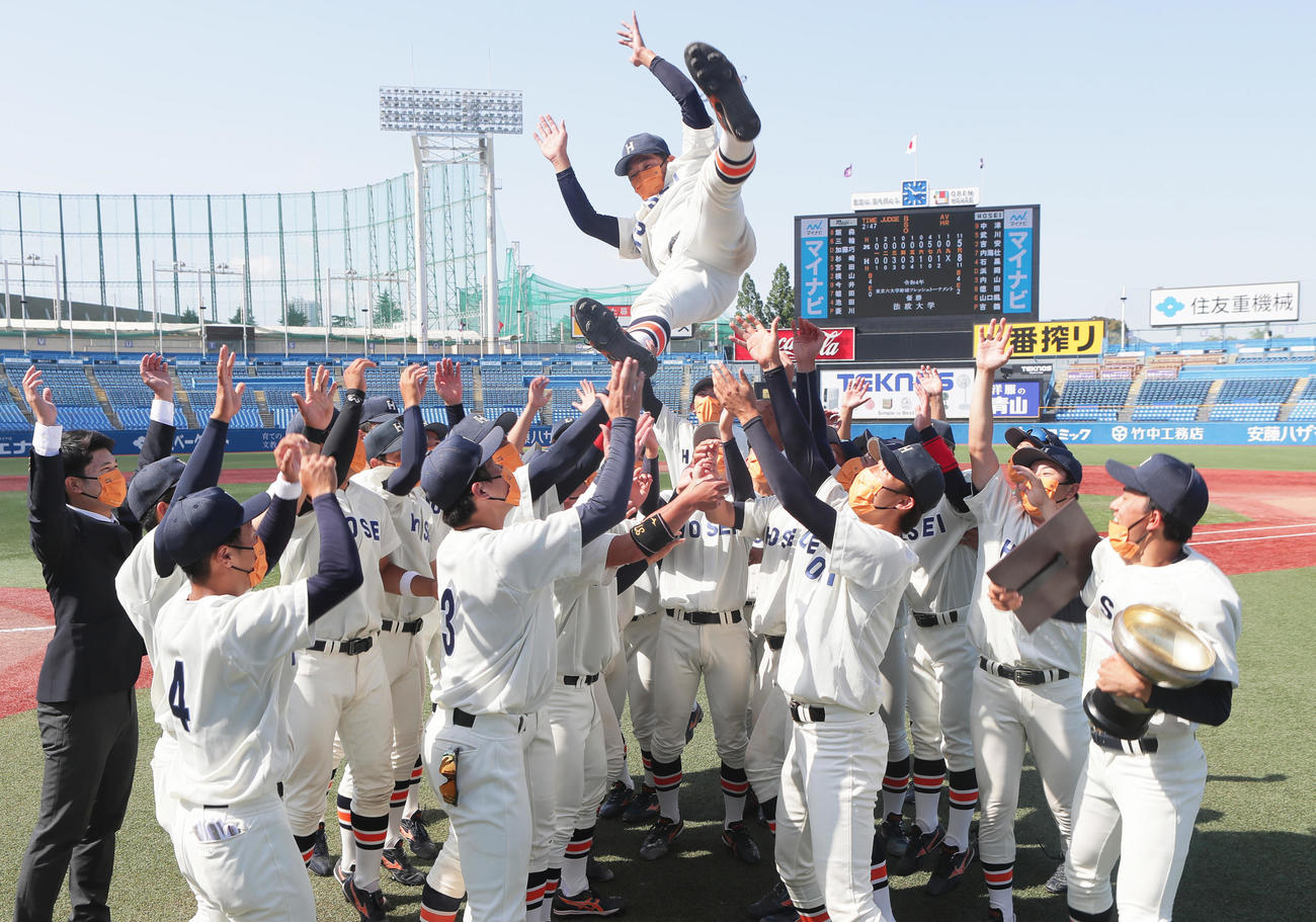 明大対法大　優勝し胴上げされる法大の山口（撮影・足立雅史）