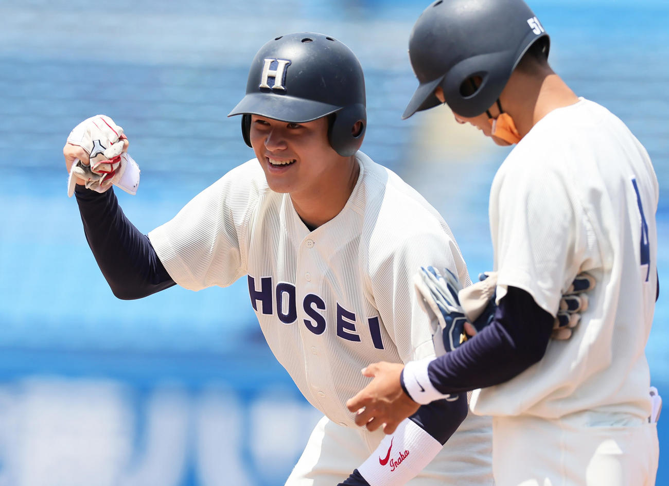 明大対法大　3回裏法大1死二塁、武川廉は適時打を放ちガッツポーズ（撮影・足立雅史）
