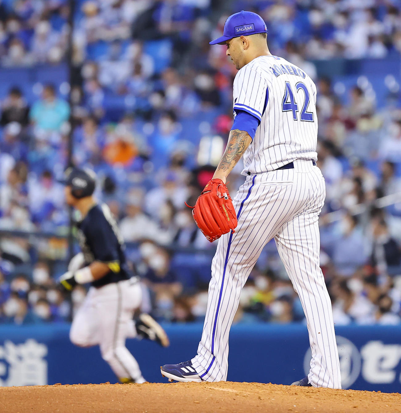 1日、オリックス戦の3回に杉本裕太郎（左）に2点本塁打を浴びるDeNAロメロ