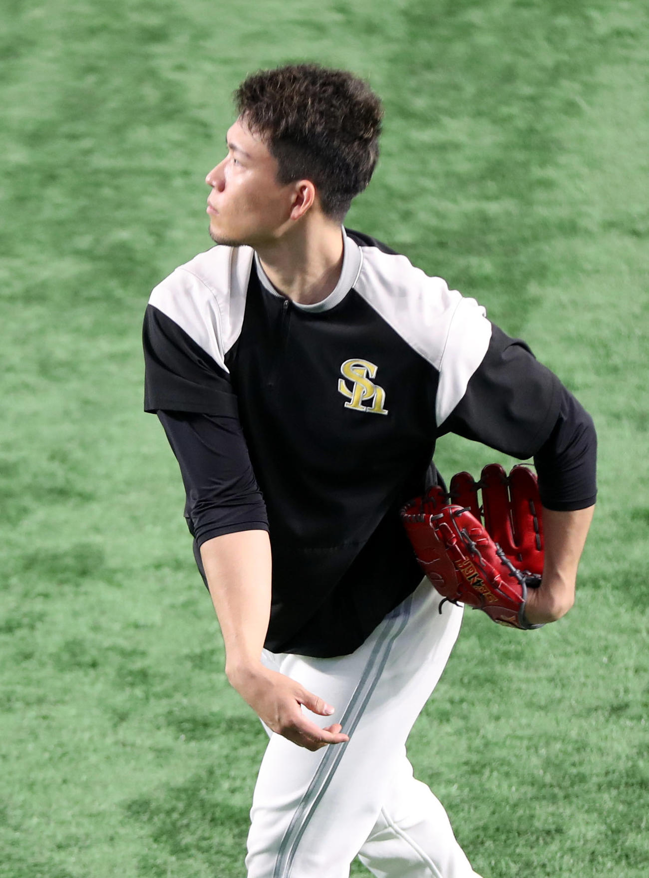 巨人対ソフトバンク　試合前の練習でキャッチボールをするソフトバンク千賀（撮影・狩俣裕三）