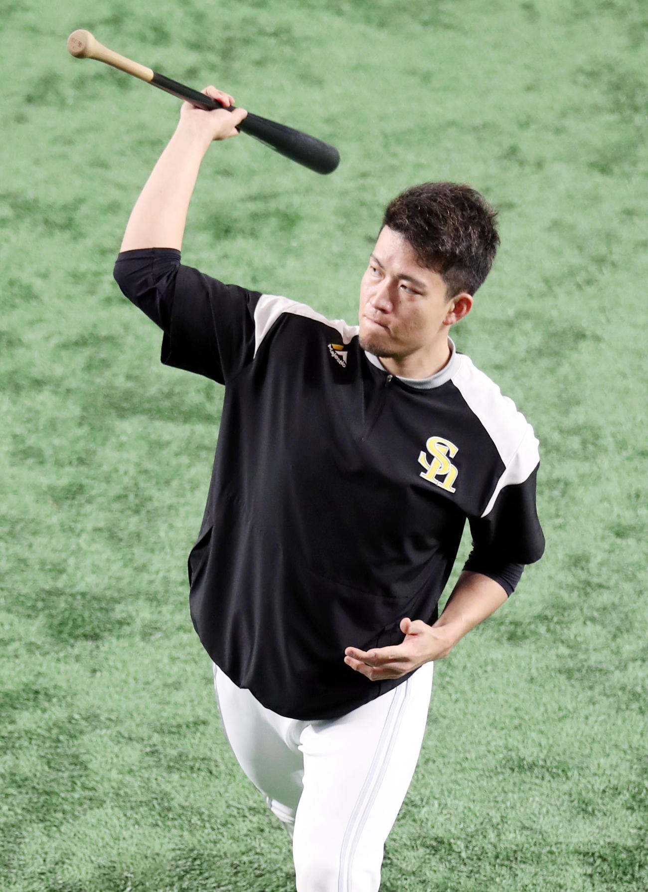 巨人対ソフトバンク　試合前の練習でバットを手にシャドーピッチングをするソフトバンク千賀（撮影・狩俣裕三）