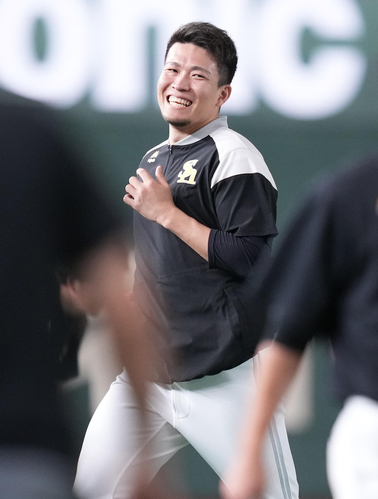 巨人対ソフトバンク　試合前練習で笑顔のソフトバンク千賀（撮影・鈴木みどり）