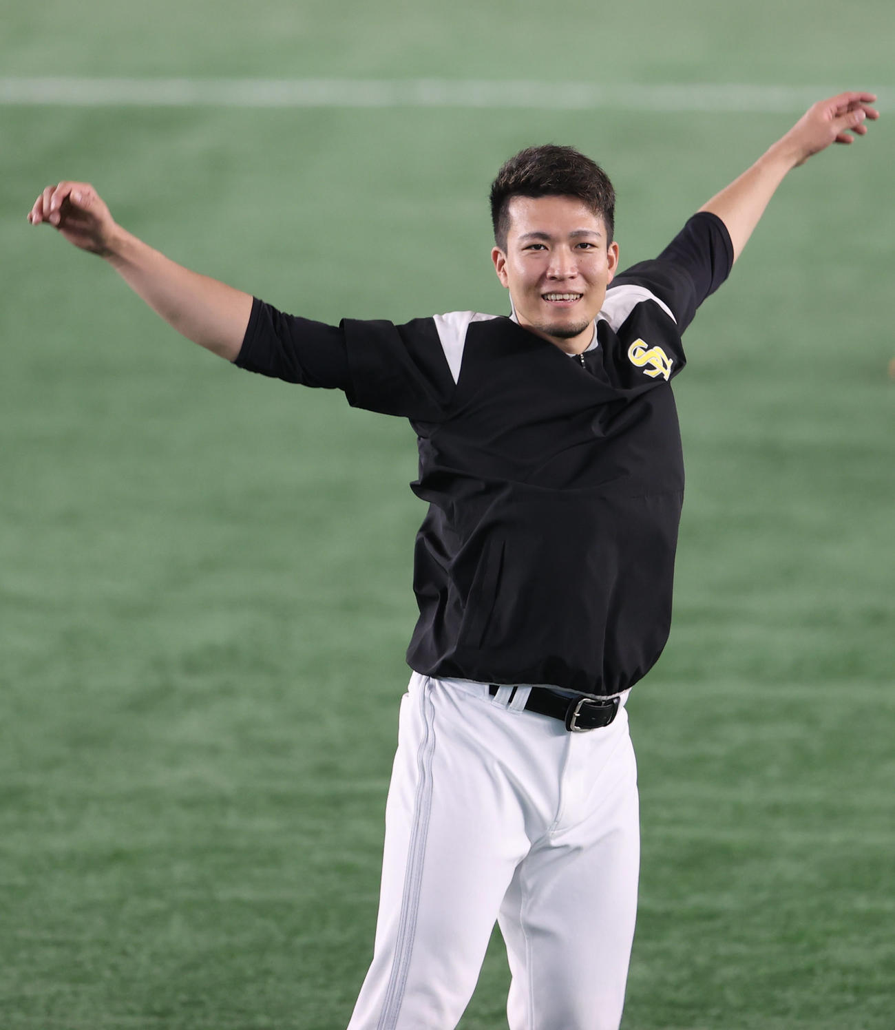 巨人対ソフトバンク　試合前の練習で笑顔を見せるソフトバンク千賀（撮影・狩俣裕三）
