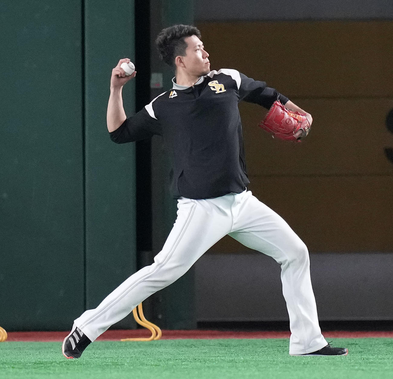 巨人対ソフトバンク　試合前練習でキャッチボールするソフトバンク千賀（撮影・鈴木みどり）