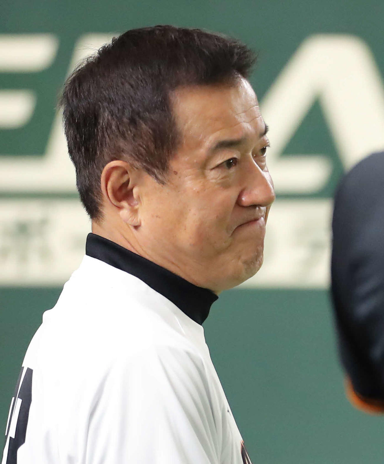 巨人対ソフトバンク　試合前、練習を見る巨人原監督（撮影・河田真司）