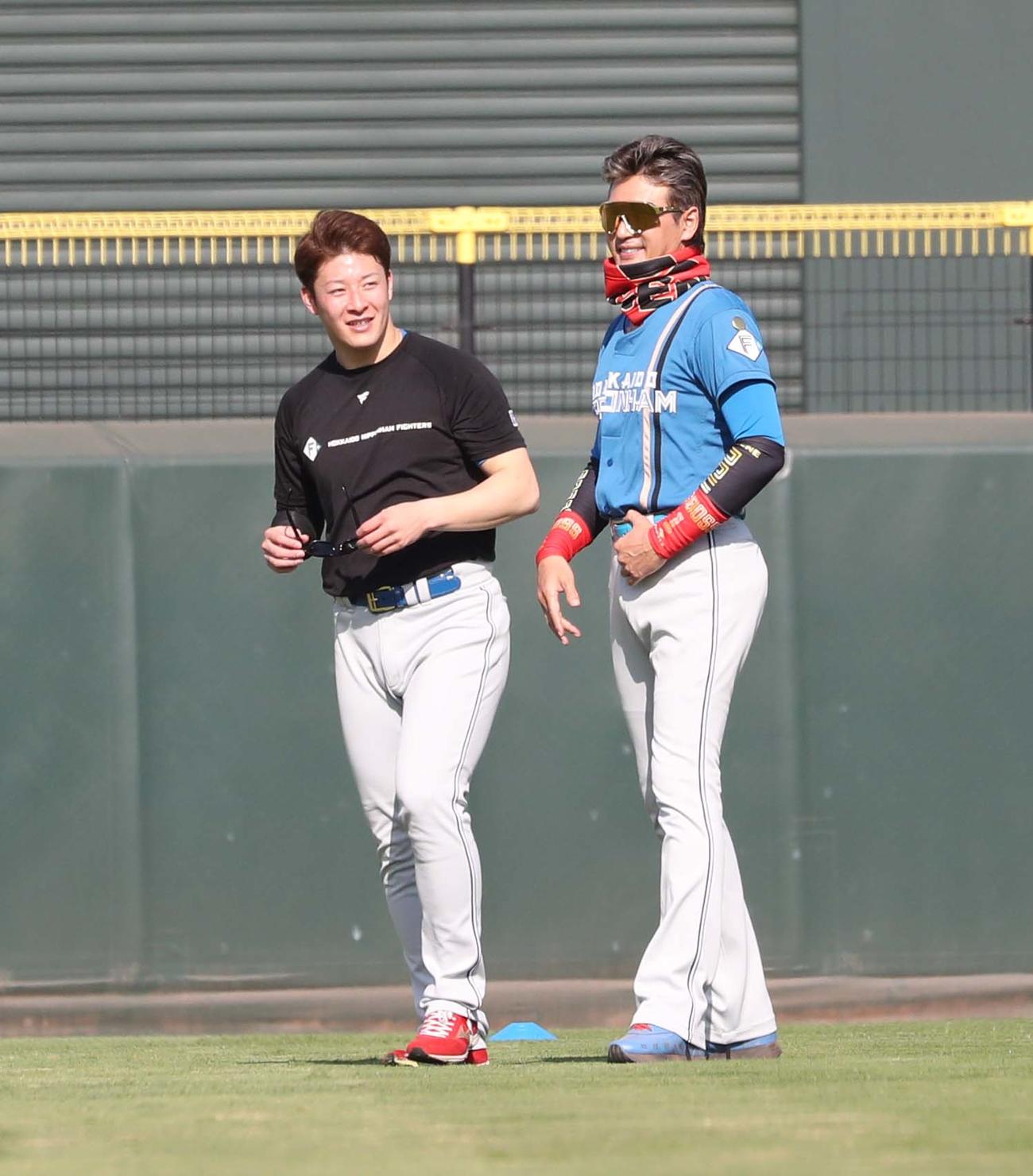 広島対日本ハム　吉田（左）と話す新庄監督（撮影・黒川智章）