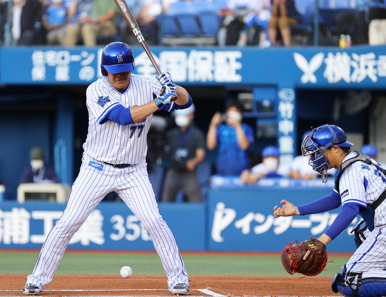 DeNA対オリックス　OB1打席対決で星野氏のスローカーブを素手で捕球を試みるも失敗する捕手。打席はDeNA鈴木打撃コーチ（撮影・垰建太）