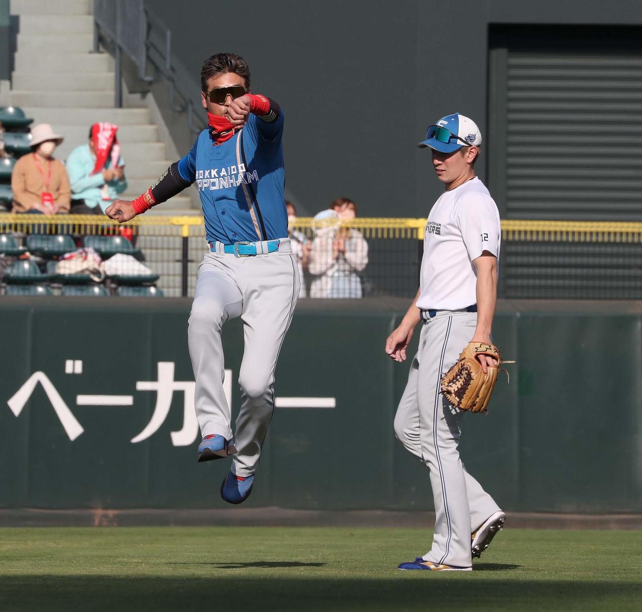 広島対日本ハム　松本剛に送球の指導をする新庄監督（撮影・黒川智章）