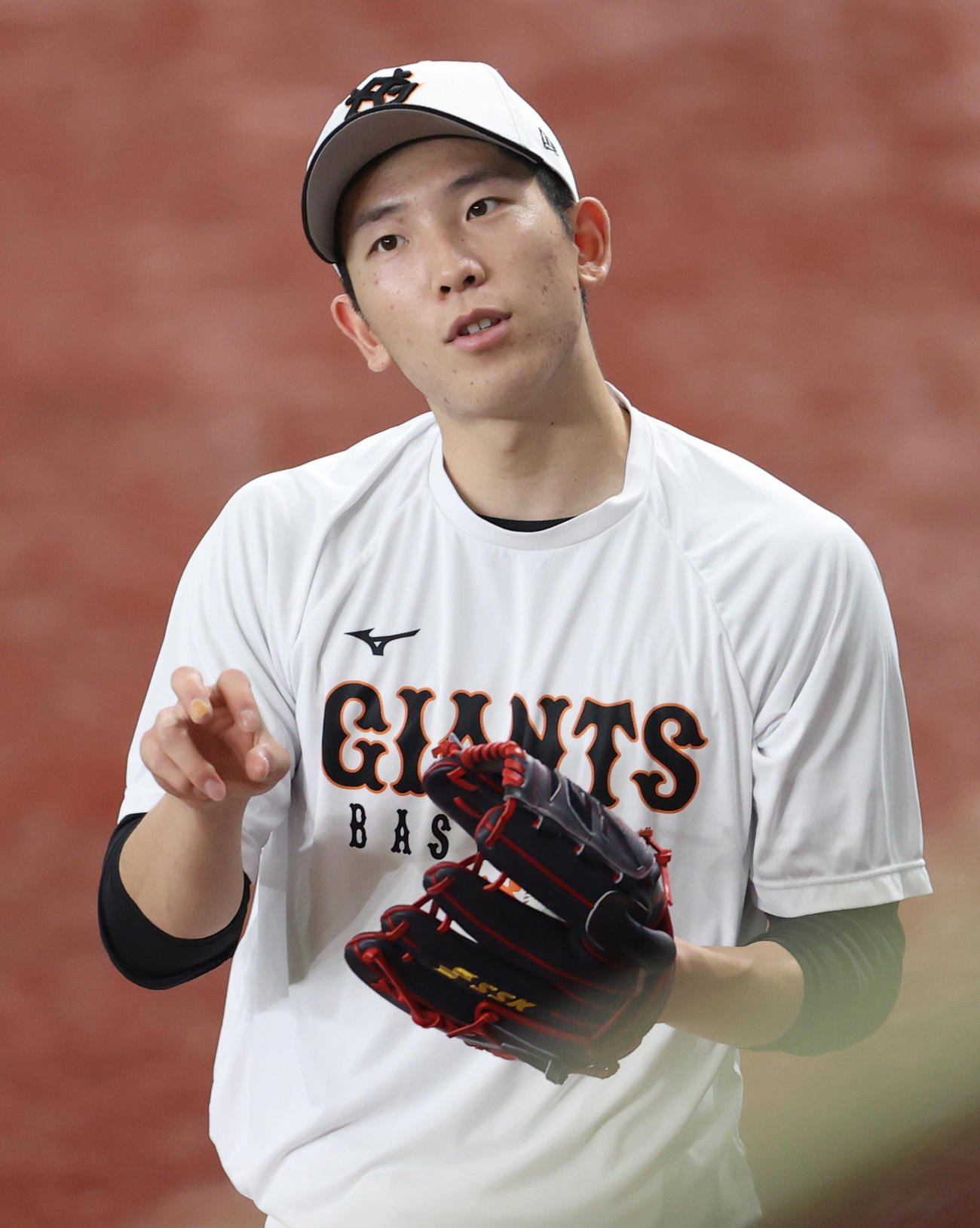 巨人対ソフトバンク　試合前の練習で談笑する戸郷（撮影・狩俣裕三）
