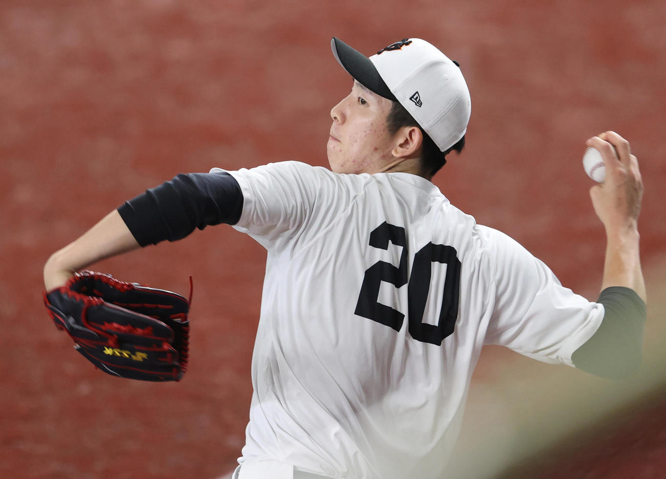 巨人対ソフトバンク　試合前の練習でキャッチボールをする戸郷（撮影・狩俣裕三）