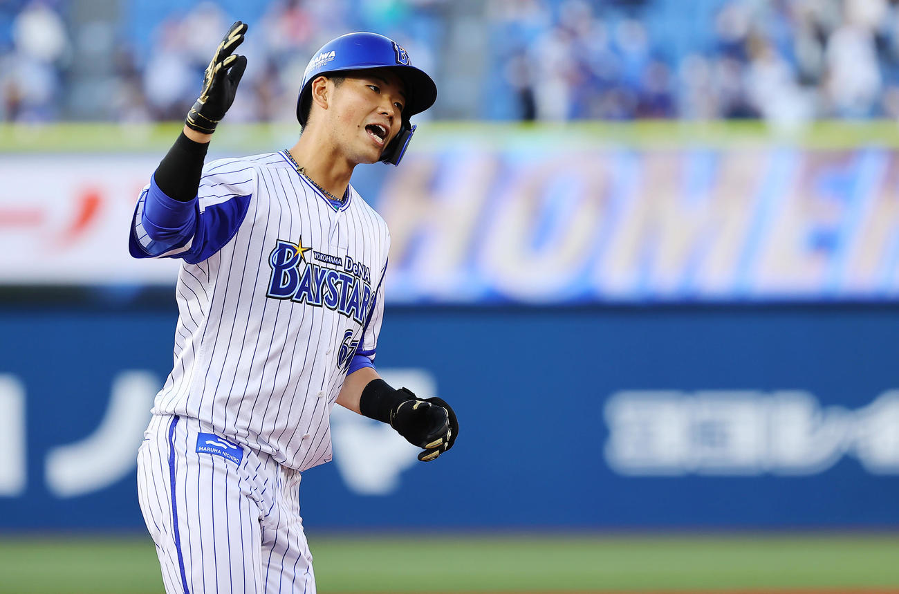 DeNA対オリックス　1回裏DeNA1死、先制の右越えソロ本塁打を放ち雄たけびを上げる蝦名（撮影・垰建太）