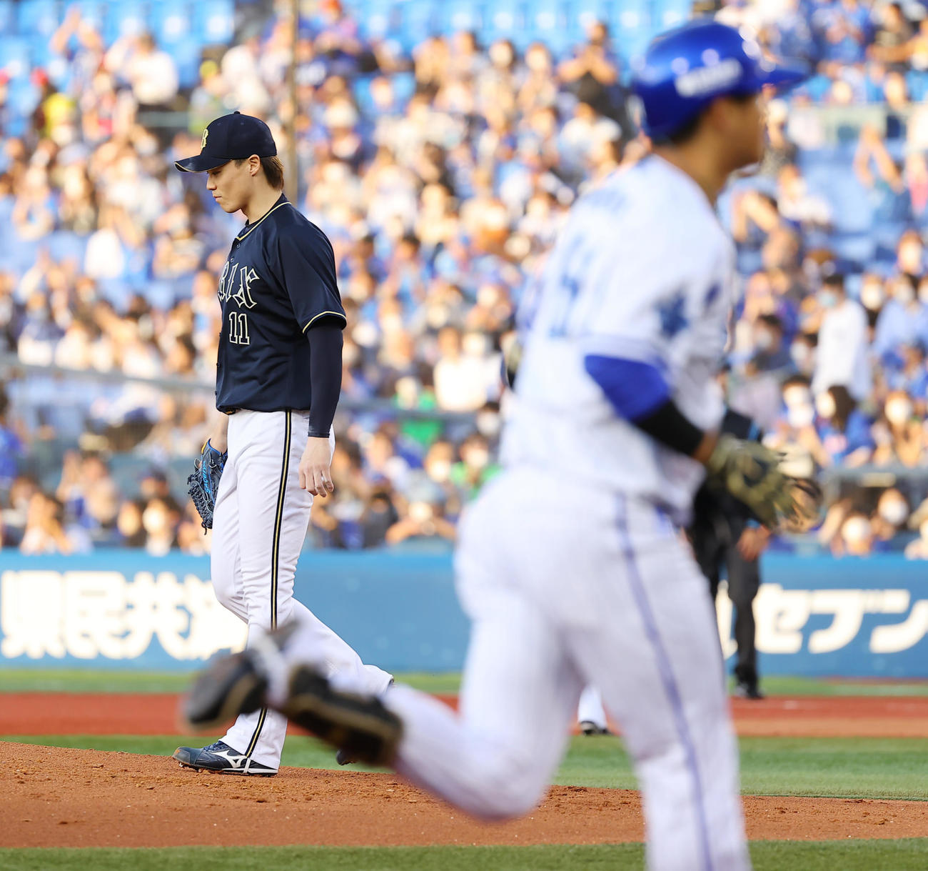 DeNA対オリックス　1回裏DeNA1死、蝦名（右）に先制のソロ本塁打を浴び肩を落とす山崎福（撮影・垰建太）