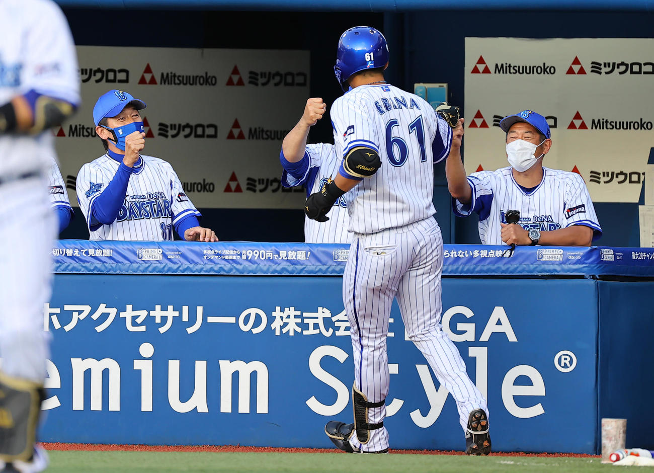DeNA対オリックス　1回裏DeNA1死、先制の右越えソロ本塁打を放った蝦名（61番）を笑顔で出迎える三浦監督（左）（撮影・垰建太）