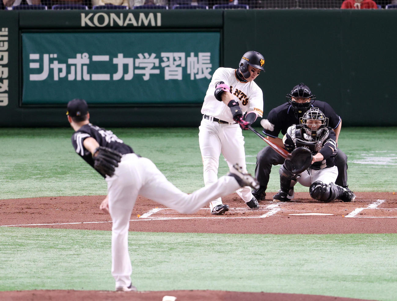 巨人対ソフトバンク　1回裏巨人無死、先頭打者の丸は先制ソロ本塁打を放つ。投手レイ（撮影・狩俣裕三）
