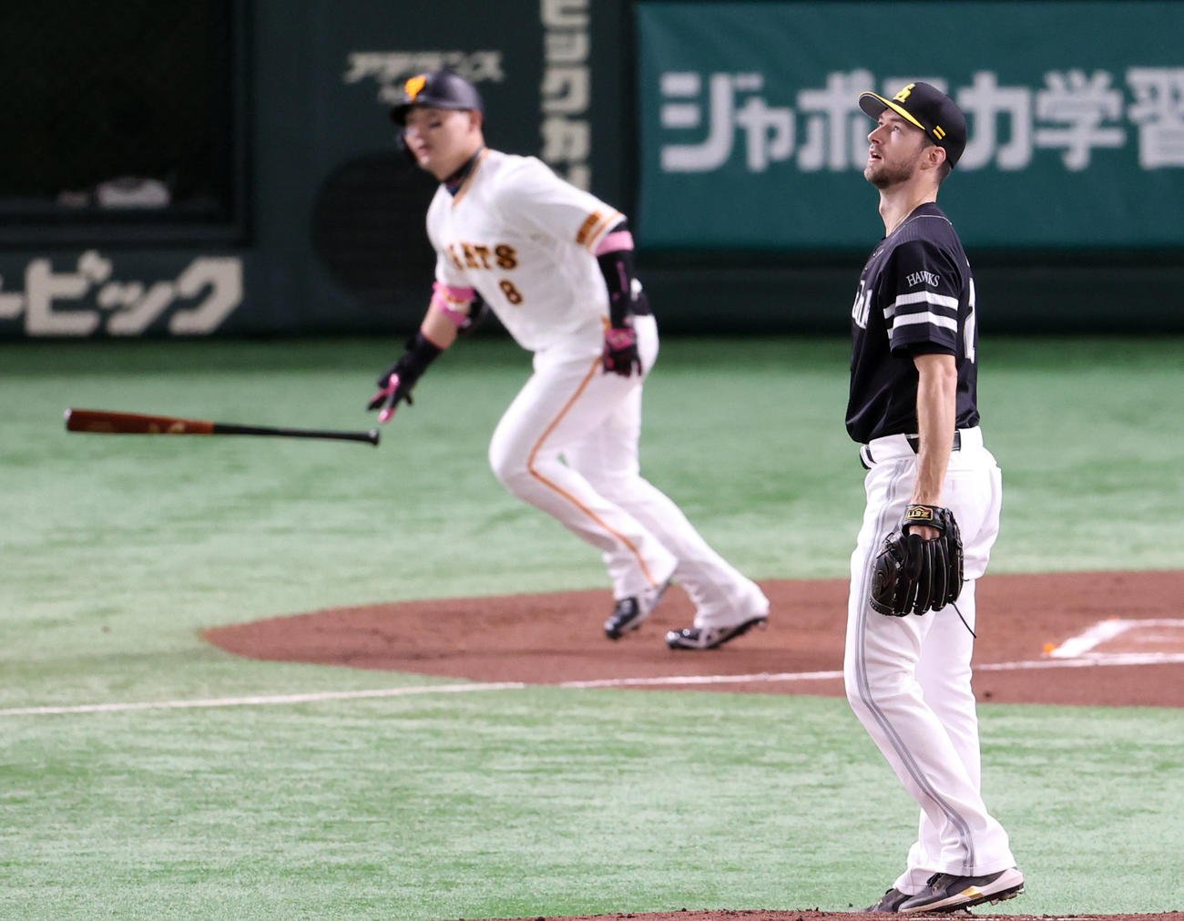 巨人対ソフトバンク　1回裏巨人無死、丸に先制ソロ本塁打を打たれるレイ（撮影・狩俣裕三）