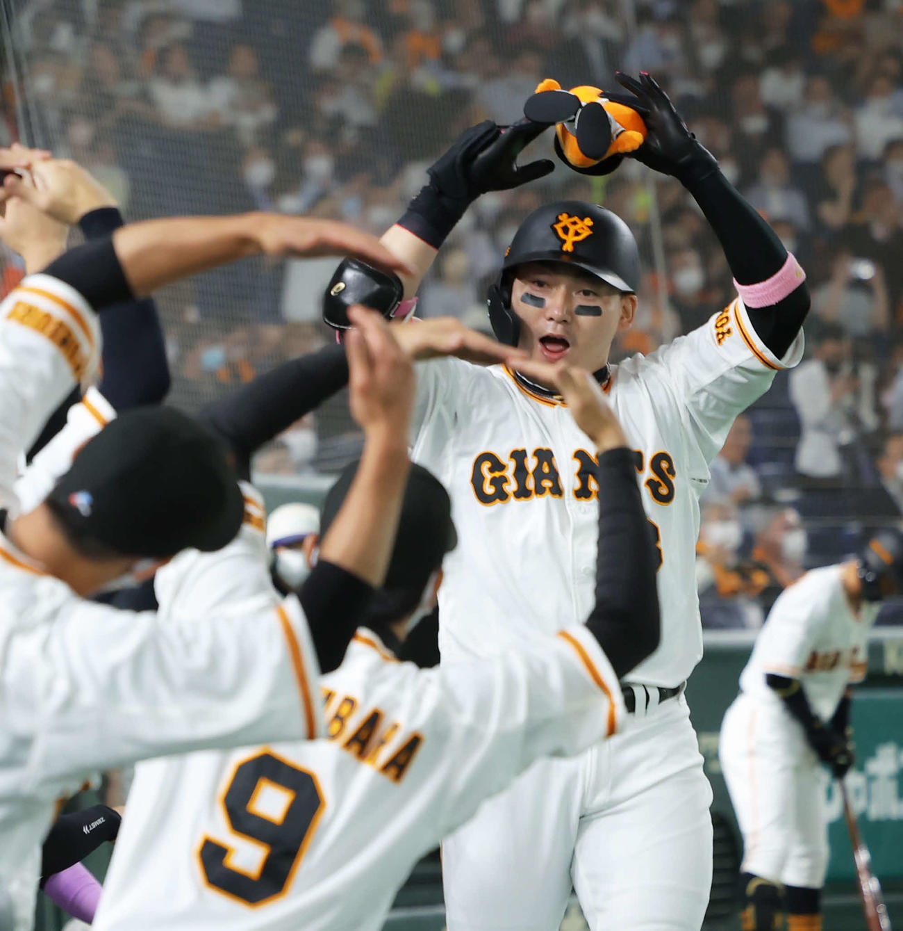 巨人対ソフトバンク　1回裏巨人無死、右越え先制ソロ本塁打で生還し、ベンチのナインに迎えられながら丸ポーズする丸（撮影・河田真司）