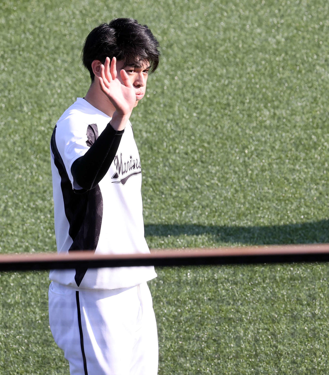 ヤクルト対ロッテ　外野のファンに手を振るロッテ佐々木朗（撮影・浅見桂子）
