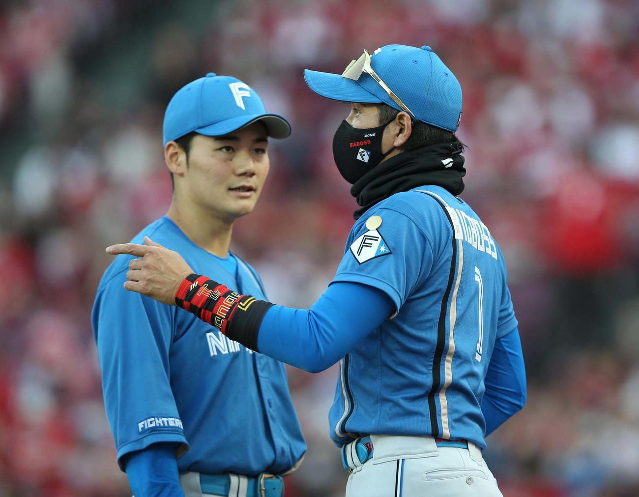 広島対日本ハム　2回裏終了後、清宮（左）に指示を出し新庄監督（撮影・黒川智章）