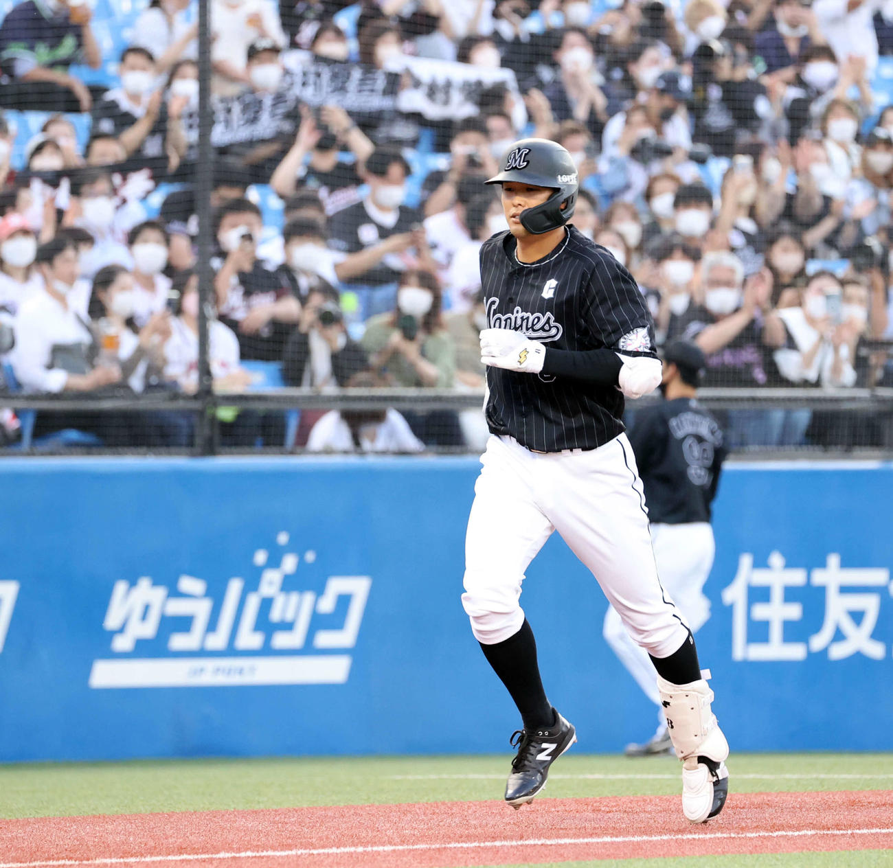 ヤクルト対ロッテ　1回表ロッテ1死一塁、中村奨は左越え2点本塁打を放ち本塁に向かう（撮影・浅見桂子）