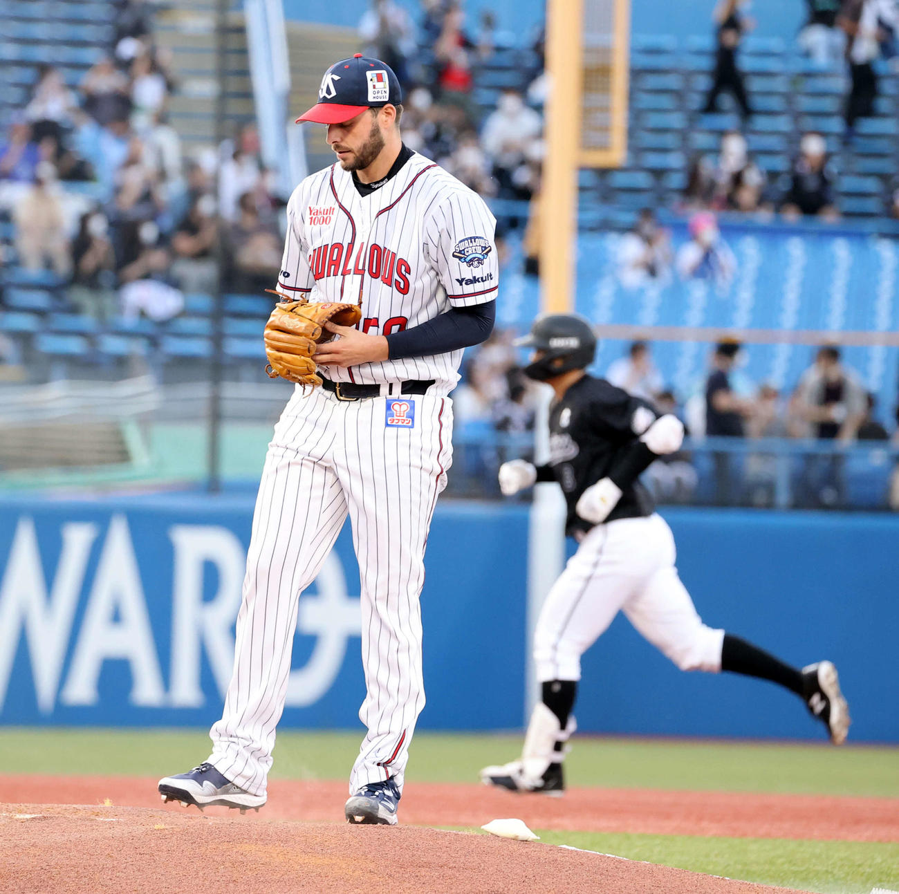 ヤクルト対ロッテ　1回表ロッテ1死一塁、中村奨（後方）に左越え2点本塁打を許し、うつむくスアレス（撮影・浅見桂子）