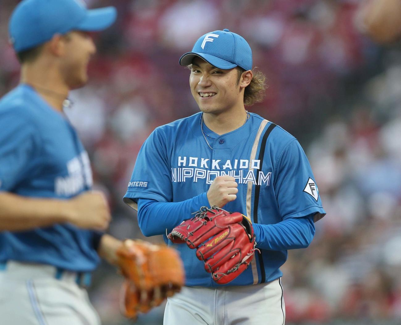 広島対日本ハム　3回裏、無失点に抑え笑顔の伊藤（撮影・黒川智章）