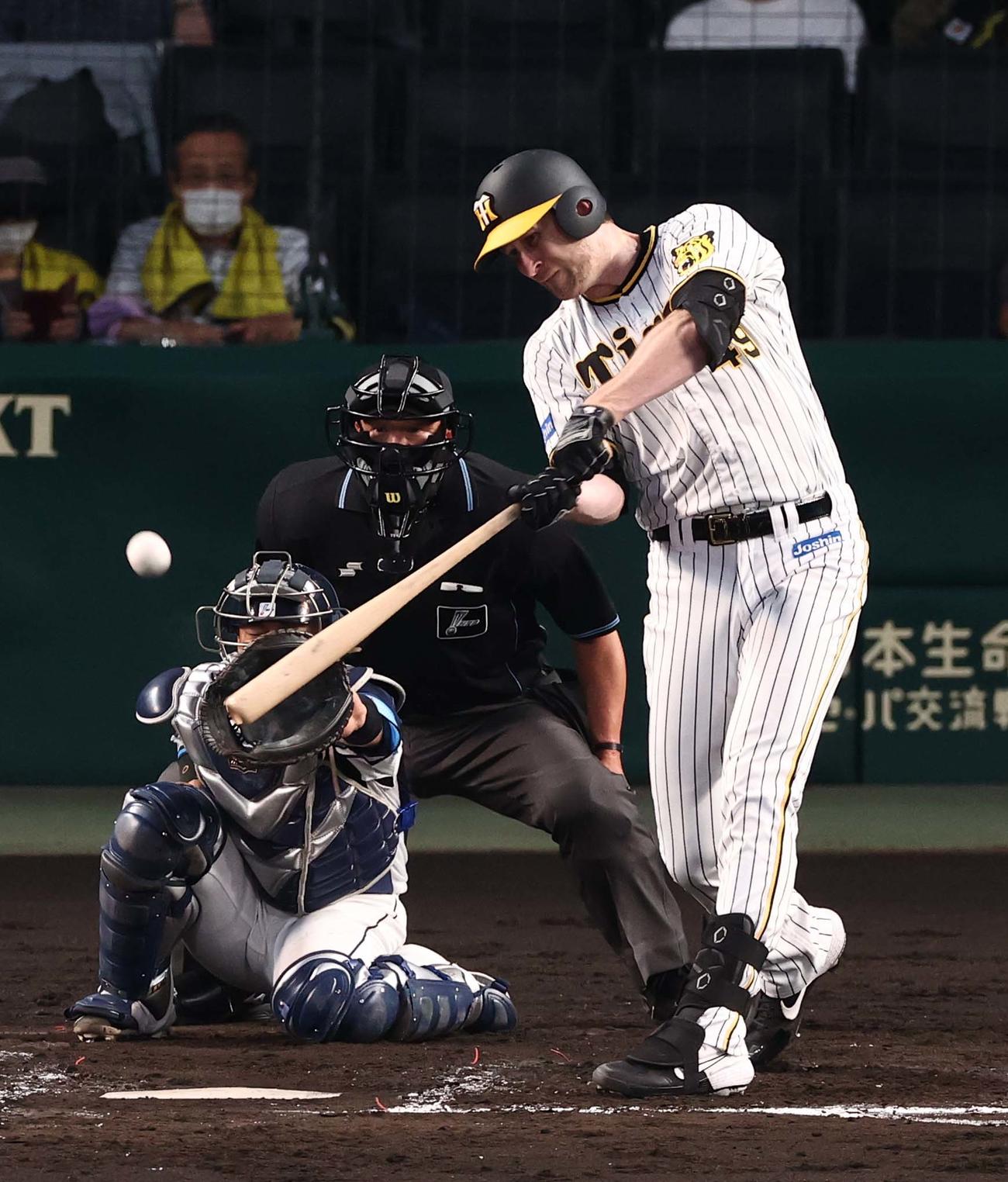 阪神対西武　4回裏阪神2死二塁、ガンケルは中越えに先制適時二塁打を放つ（撮影・上田博志）