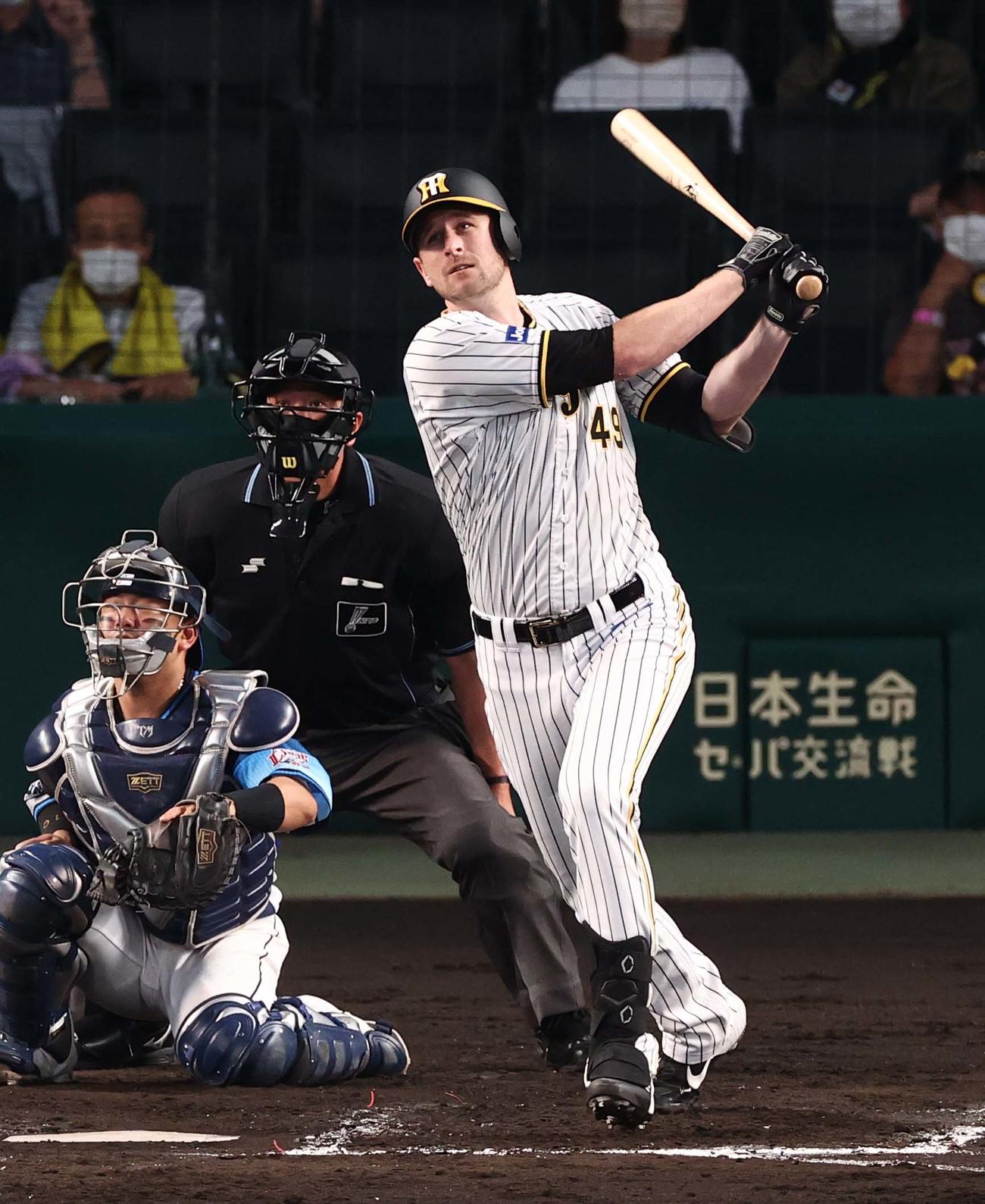 阪神対西武　4回裏阪神2死二塁、ガンケルは中越えに先制適時二塁打を放つ（撮影・上田博志）