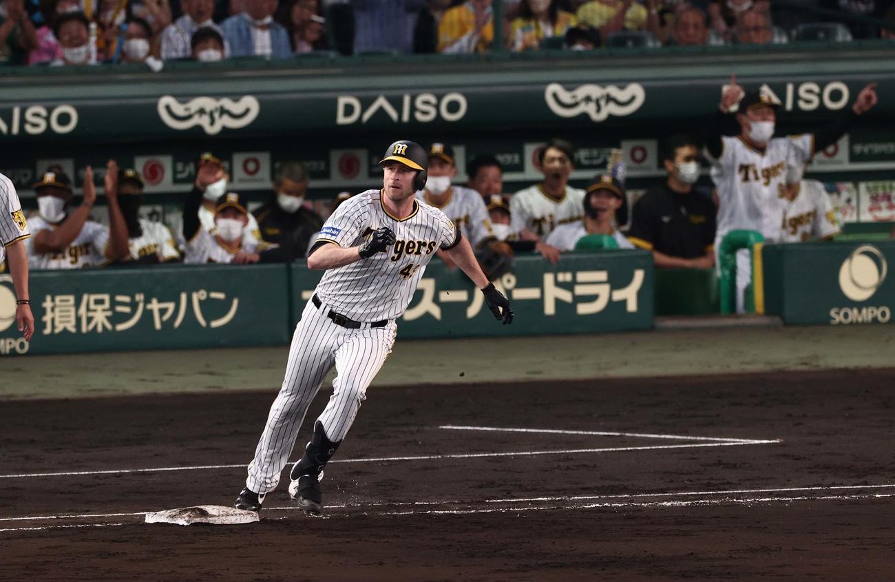 阪神対西武　4回裏阪神2死二塁、ガンケルは中越えに先制適時二塁打を放つ（撮影・上田博志）