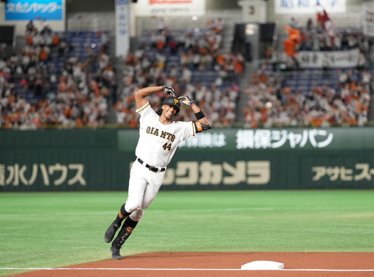 巨人対ソフトバンク　3回裏巨人無死、左中間にソロ本塁打を放ったウォーカーはハートマークを作り笑顔でダイヤモンドをまわる（撮影・鈴木みどり）
